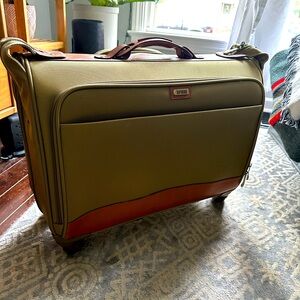 Hartmann spinner garment bag